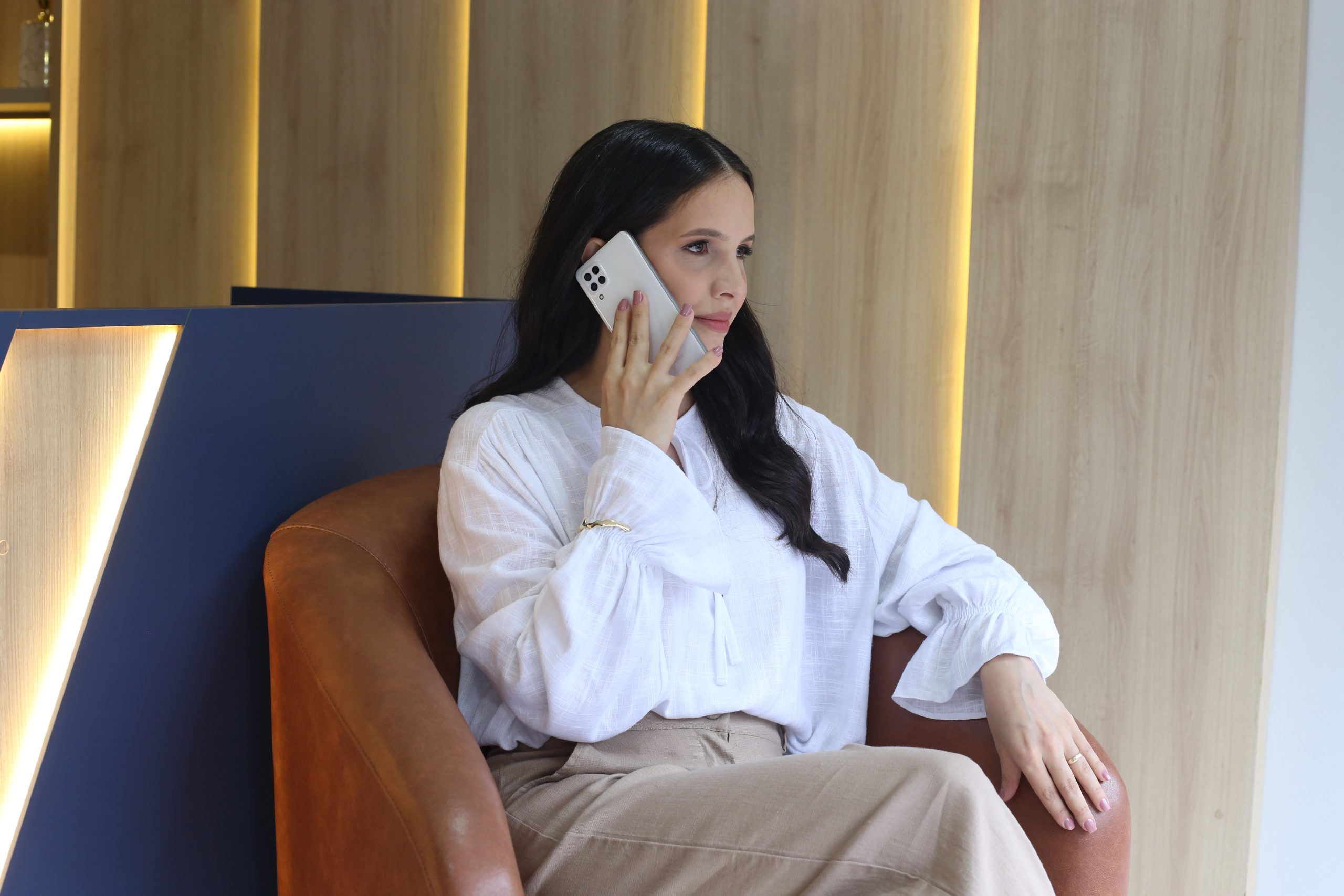 Sócia da Quantcon Contabilidade atendendo cliente por telefone