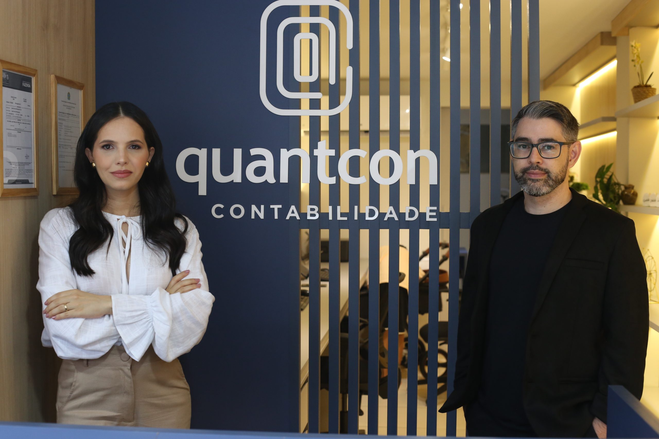Sócios da Quantcon Contabilidade na recepção do escritório